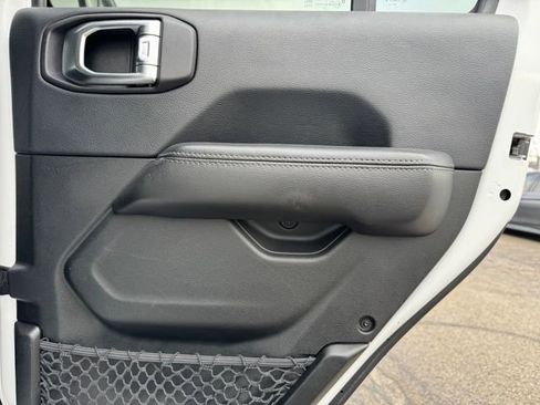 Used 2018 Jeep Wrangler Unlimited Sahara image 29