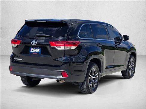 Used 2017 Toyota Highlander LE FWD image 5