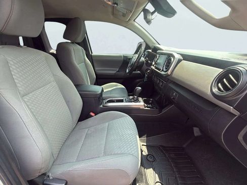 Used 2020 Toyota Tacoma SR5 AWD/4WD image 18