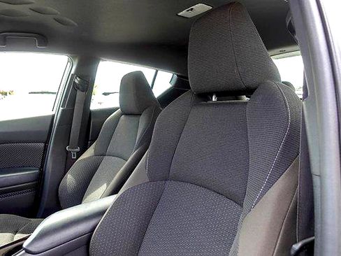 Used 2019 Toyota C-HR XLE FWD image 10