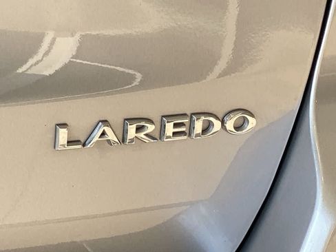 Used 2017 Jeep Grand Cherokee Laredo AWD/4WD image 12