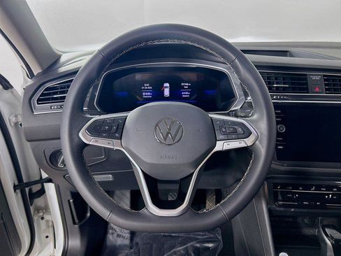 Certified 2024 Volkswagen Tiguan SE w/ Panoramic Sunroof Package AWD/4WD image 11