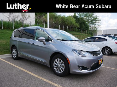 Used 2019 Chrysler Pacifica Touring-L FWD image 1