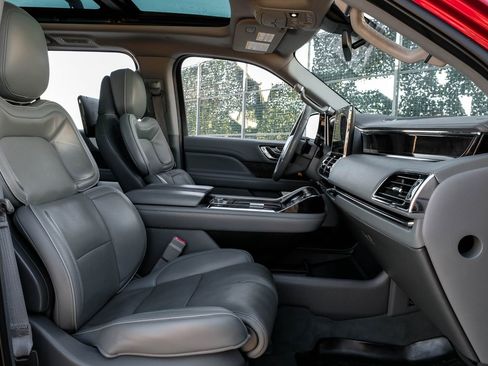 Used 2018 Lincoln Navigator Reserve w/ Technology Package image 41