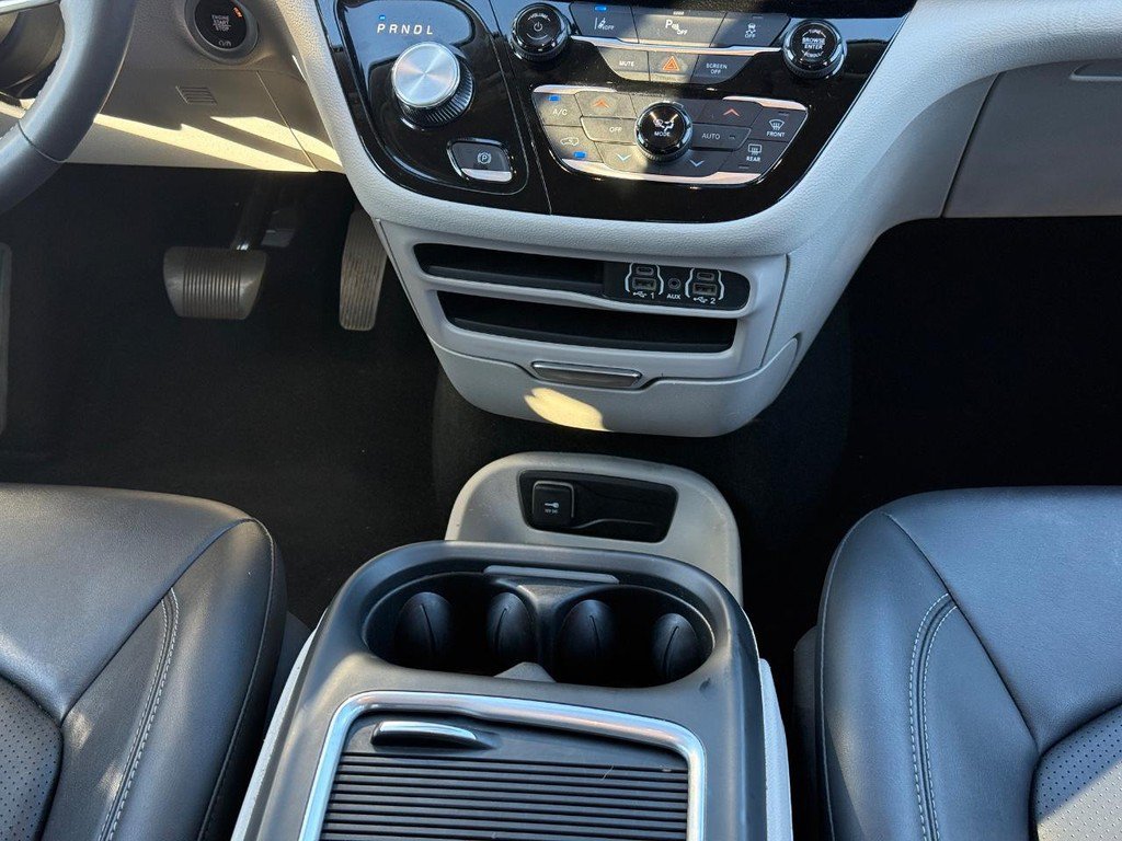 Certified 2024 Chrysler Pacifica Limited FWD image 11