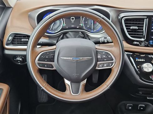 Used 2018 Chrysler Pacifica Limited w/ Advanced Safetytec Group FWD image 18
