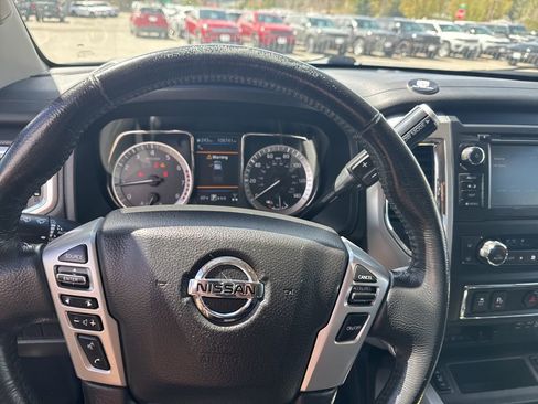 Used 2019 Nissan Titan SV w/ SV Convenience Package AWD/4WD image 5