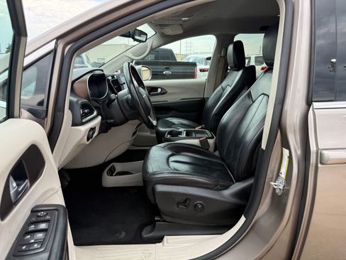 Used 2017 Chrysler Pacifica Touring-L FWD image 17