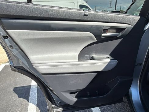 Used 2021 Toyota Highlander XLE AWD/4WD image 11