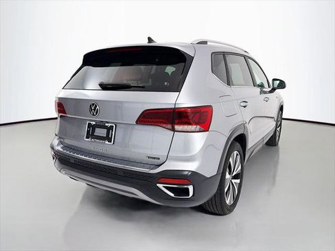 Used 2023 Volkswagen Taos SE w/ Panoramic Sunroof Package AWD/4WD image 7