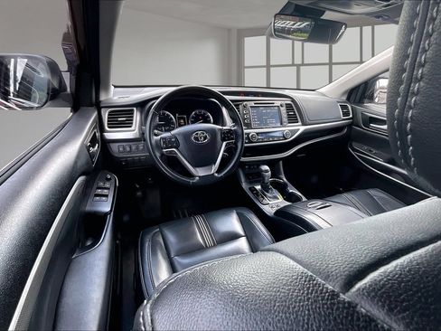 Used 2018 Toyota Highlander SE FWD image 8