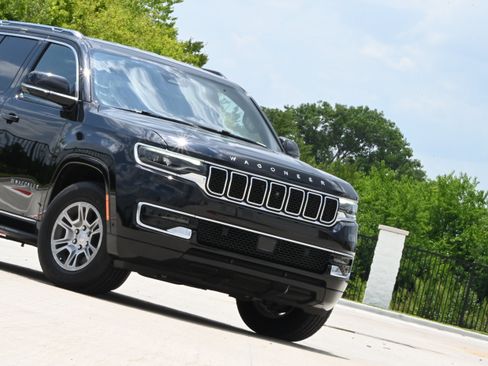 Used 2023 Jeep Wagoneer 4WD w/ Convenience Group I image 38