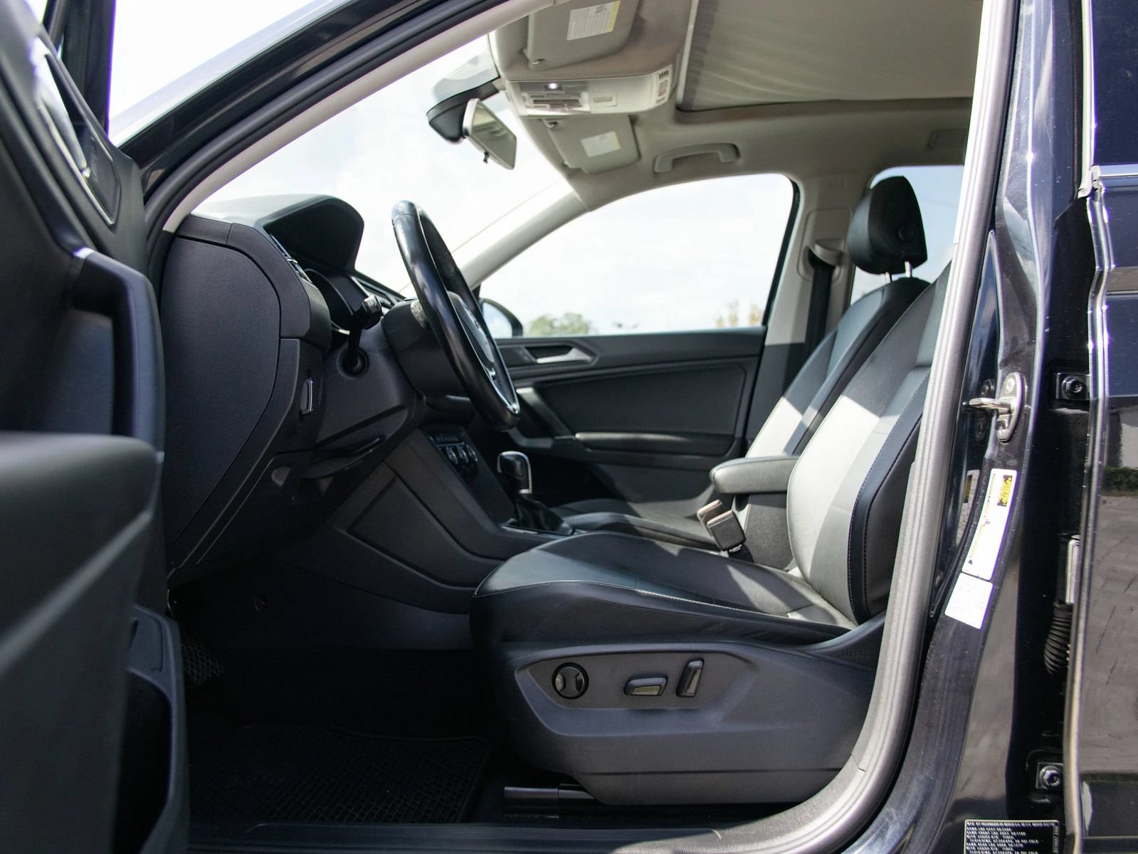 Used 2018 Volkswagen Tiguan SEL FWD image 17