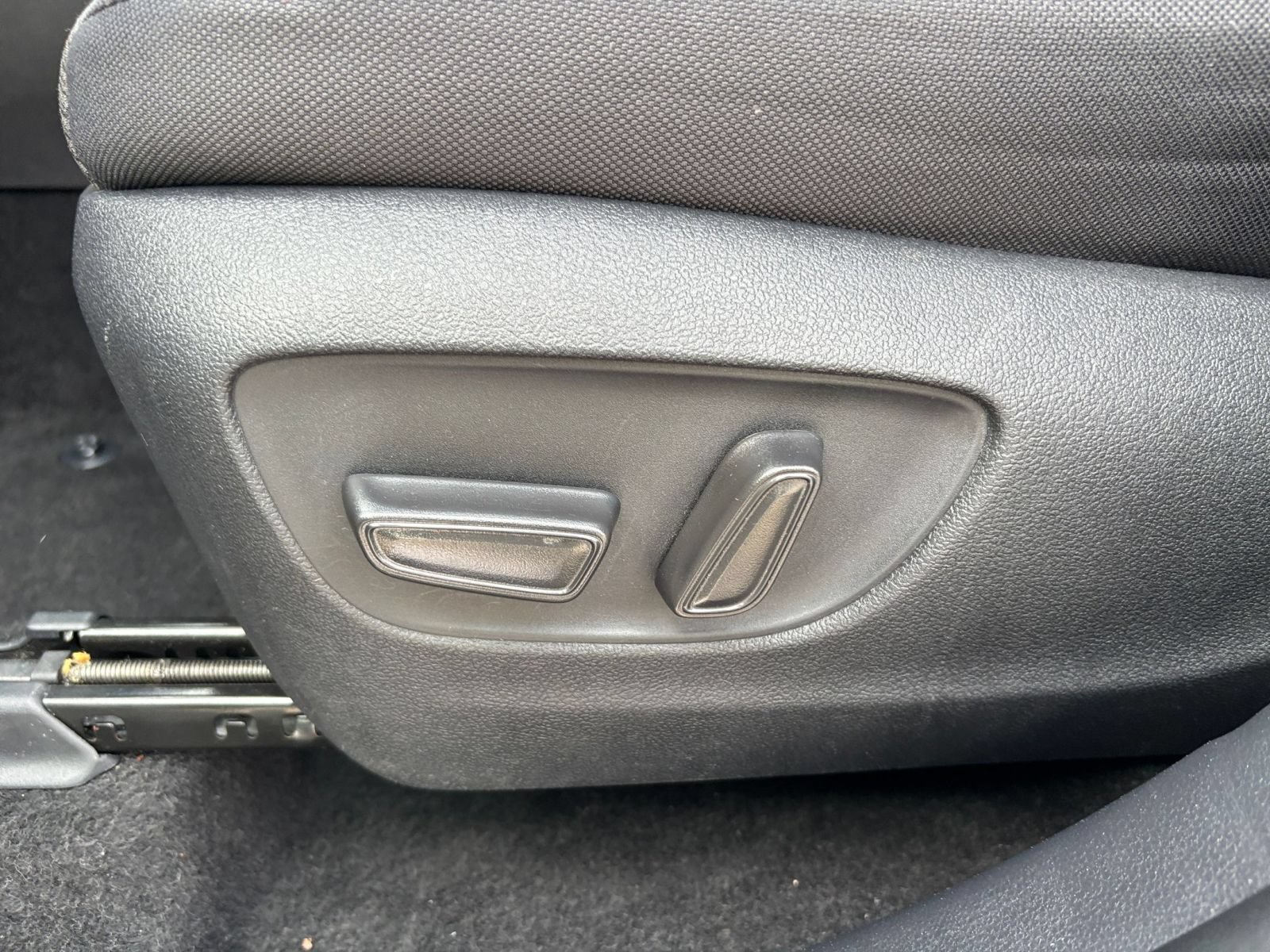Used 2025 Toyota Highlander LE FWD image 21