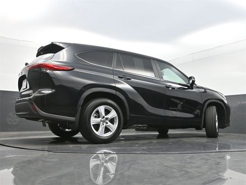 Used 2023 Toyota Highlander LE image 30
