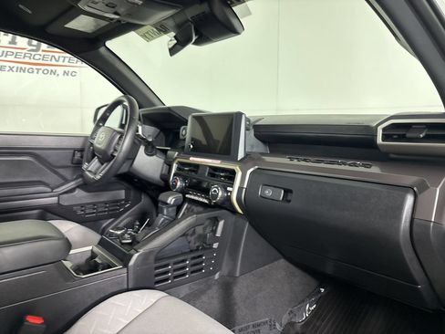 Used 2026 Toyota Tacoma SR5 AWD/4WD image 32