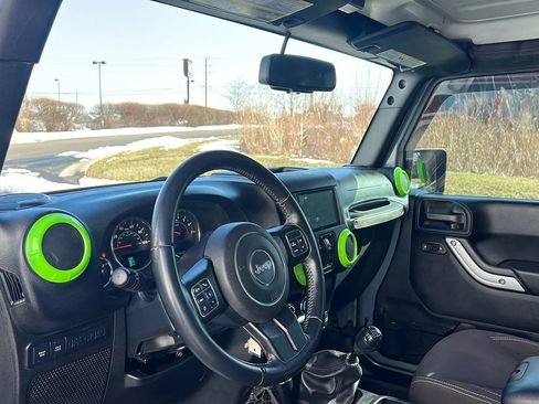 Used 2015 Jeep Wrangler Unlimited Rubicon w/ Connectivity Group AWD/4WD image 9