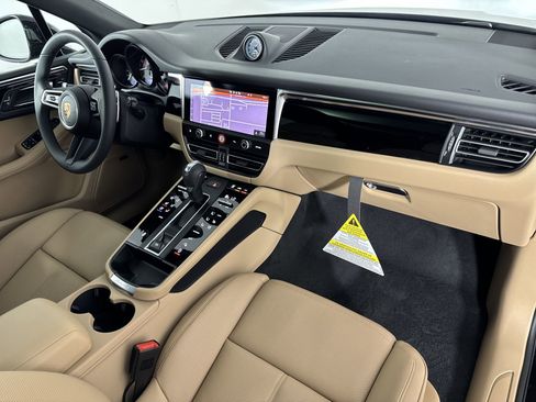 Certified 2025 Porsche Macan image 30