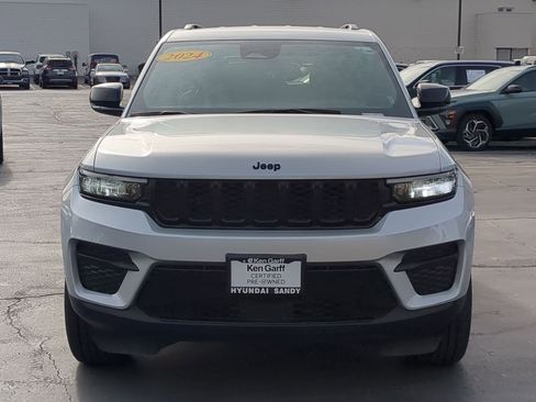 Used 2024 Jeep Grand Cherokee Altitude image 11