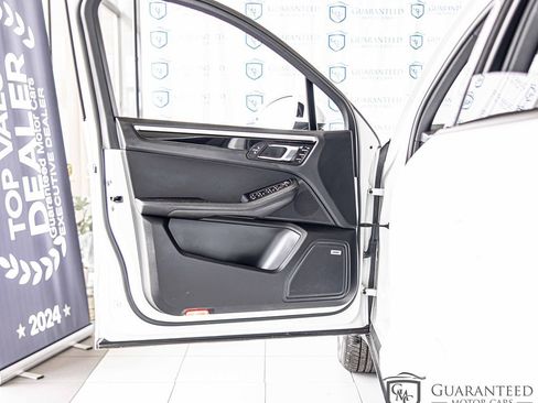 Used 2018 Porsche Macan image 32