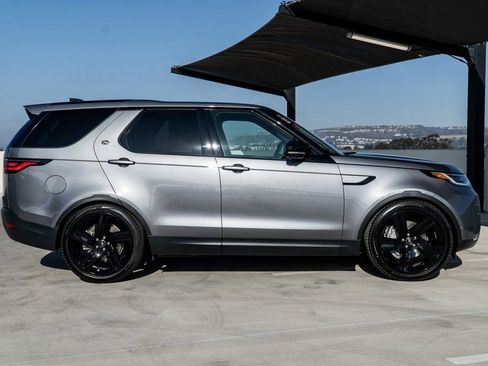 Used 2025 Land Rover Discovery S image 7