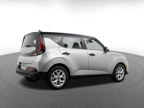 Used 2025 Kia Soul LX w/ LX Technology Package FWD image 9