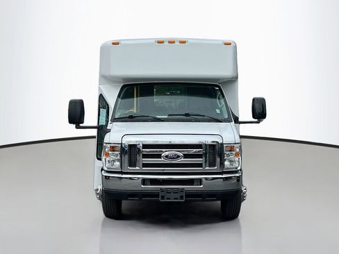 Used 2016 Ford E-450 and Econoline 450 Super Duty w/ Shuttle Bus Prep Package RWD image 2