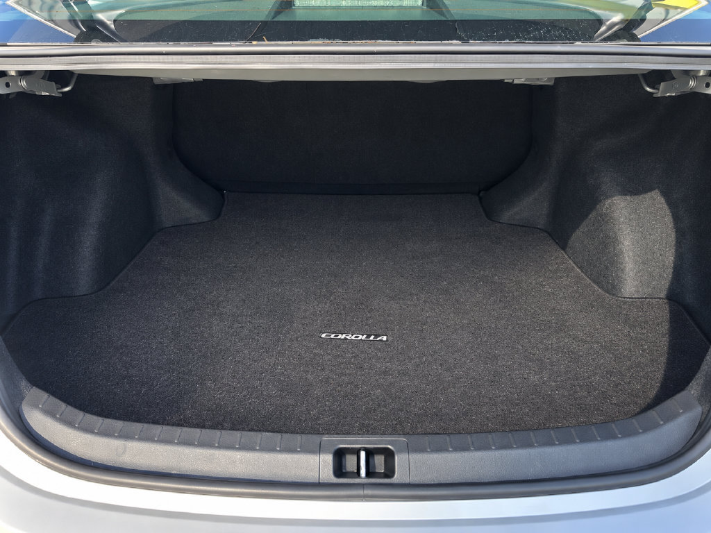 Used 2017 Toyota Corolla LE w/ Carpet Mat Package (TMS) FWD image 9