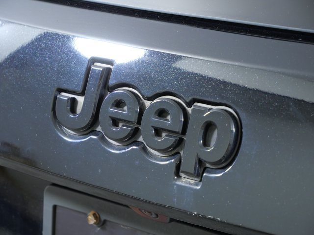 Used 2018 Jeep Grand Cherokee Altitude AWD/4WD image 8