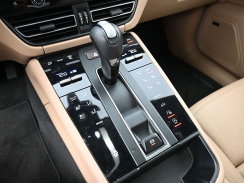 Certified 2024 Porsche Macan image 22