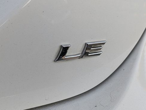 Used 2022 Toyota Camry LE image 10