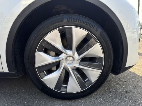 Used 2024 Tesla Model Y Long Range image 15