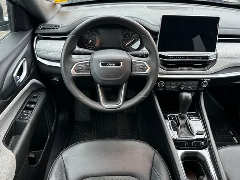 Used 2024 Jeep Compass Latitude image 15