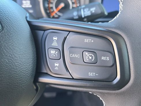 Used 2025 Jeep Gladiator Sport image 12