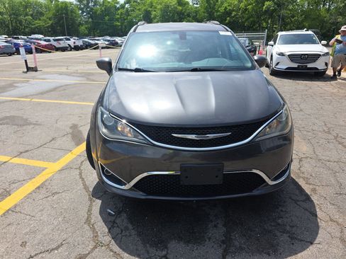 Used 2017 Chrysler Pacifica Touring-L FWD image 2