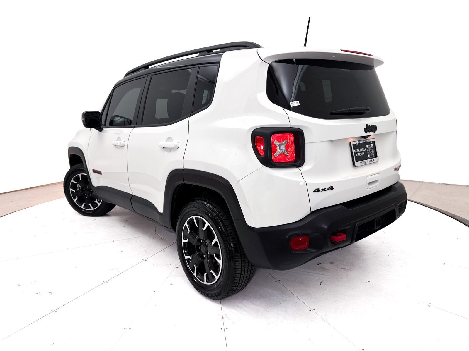 Used 2023 Jeep Renegade Trailhawk w/ Trailhawk Elite Group AWD/4WD image 2