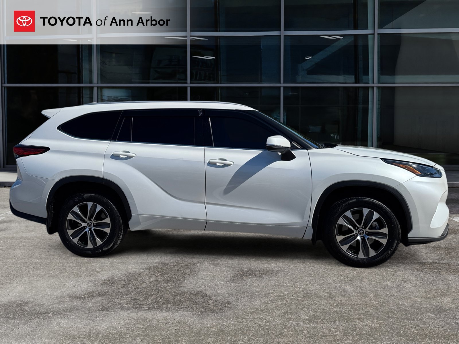 Used 2022 Toyota Highlander XLE AWD/4WD image 13