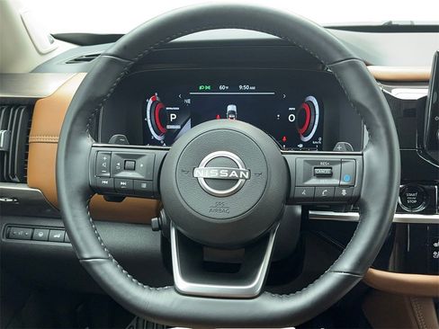 Used 2025 Nissan Pathfinder Platinum image 19