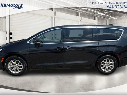Used 2023 Chrysler Pacifica Touring-L FWD image 6