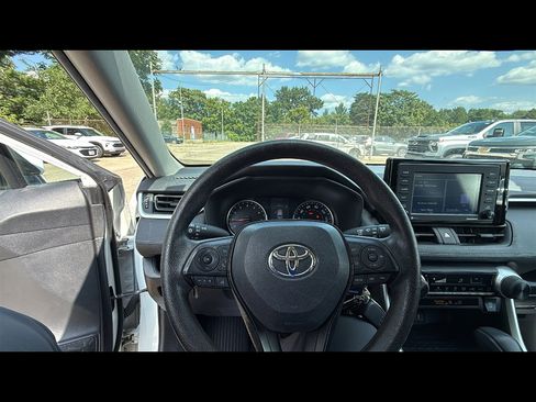 Used 2022 Toyota RAV4 LE image 11