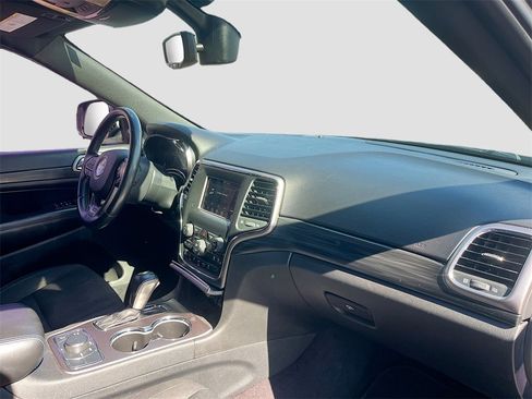 Used 2019 Jeep Grand Cherokee Laredo image 28