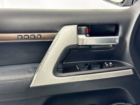 Used 2016 Toyota Land Cruiser image 23