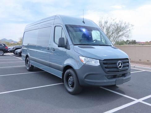Used 2024 Mercedes-Benz Sprinter 2500 image 3