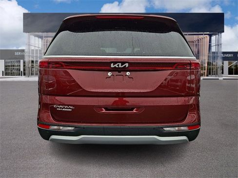 Used 2023 Kia Carnival LX image 5