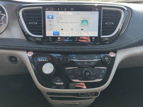 Used 2023 Chrysler Pacifica Touring-L image 14