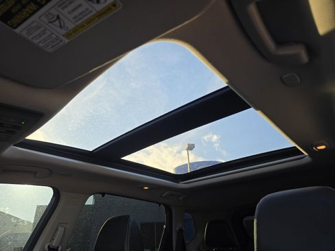 Used 2023 Nissan Rogue SL w/ SL Premium Package image 4