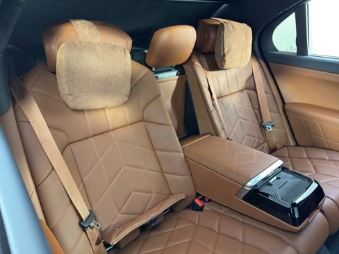 Used 2024 BMW i7 xDrive60 w/ Premium Package image 48