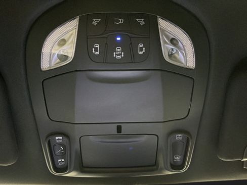 Used 2023 Chrysler Pacifica Limited w/ Uconnect Theater Family Group FWD image 33