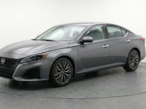Used 2025 Nissan Altima 2.5 SV image 3