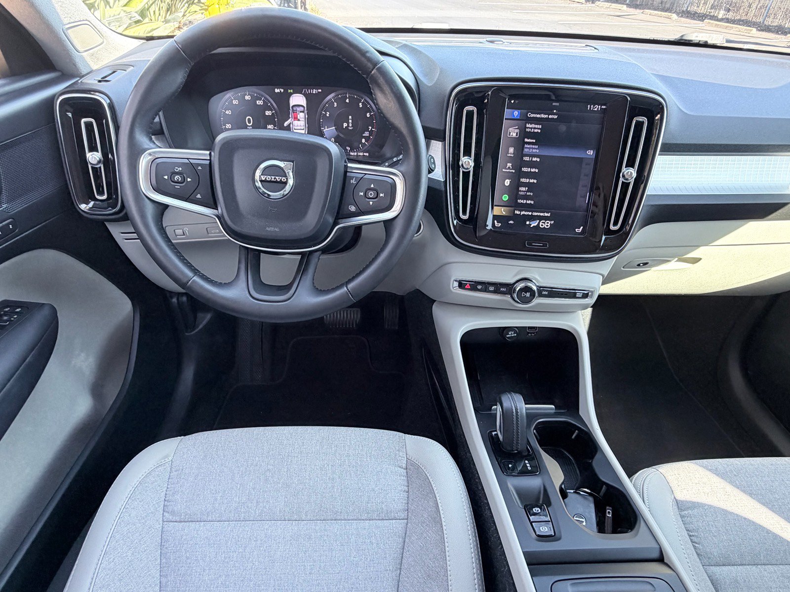 Used 2020 Volvo XC40 T4 Momentum FWD image 10